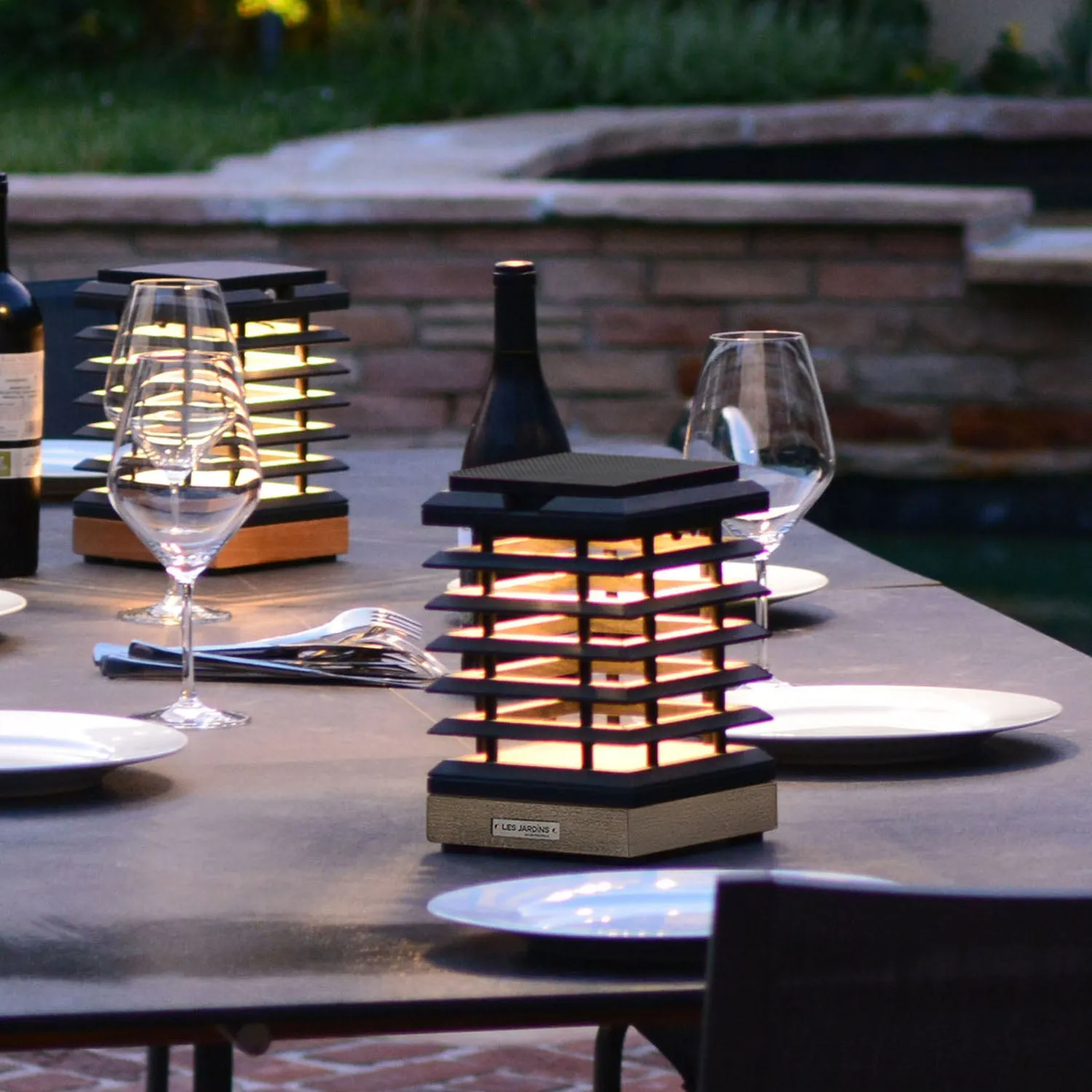 Les Jardins Tekura Solar Table Lamp